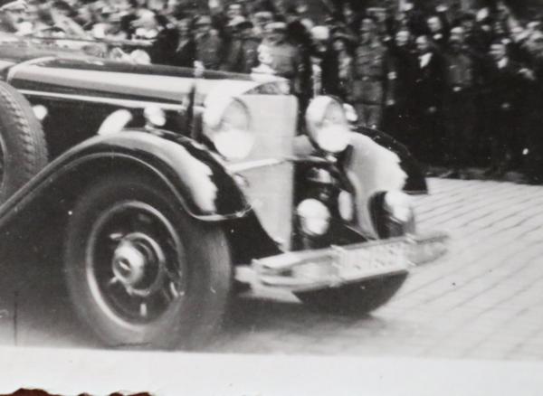 Photo - snapshot Adolf Hitler in the Mercedes 1934 - location ?